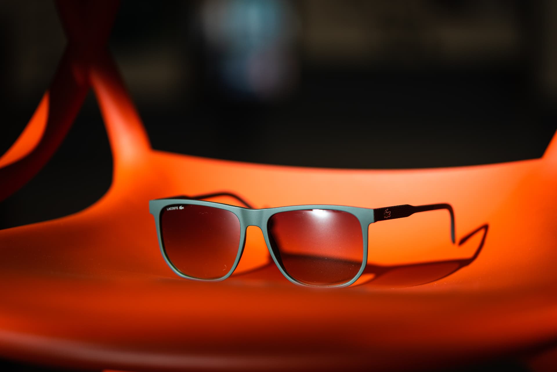 Photo produit — lunettes de soleil sur fauteuil orange